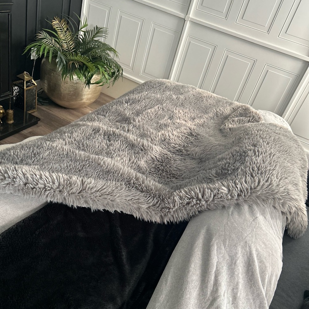Throw , grey faux fur